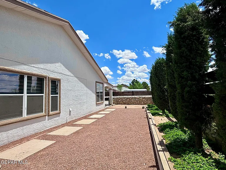 1573 Kenazo Ave — Photo 21