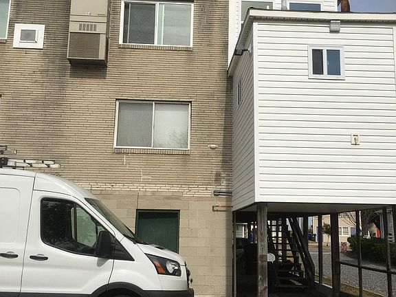 3rd image of 635 W Ocean View Ave #2