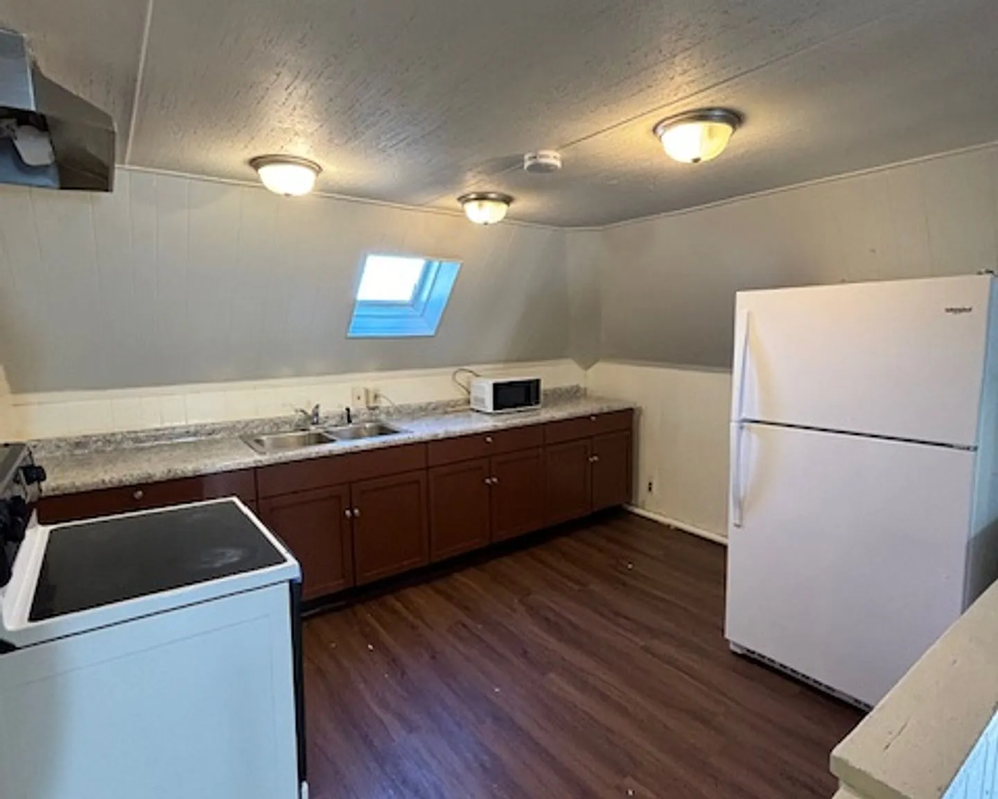 702 W Green St — Photo 3