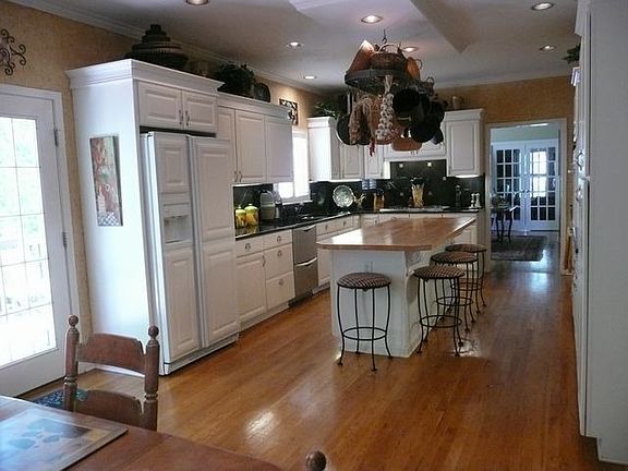 Gourmet kitchen with SS, granite and 7' island 