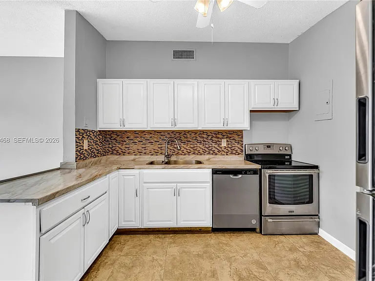 4220 SW 36th St — Photo 2