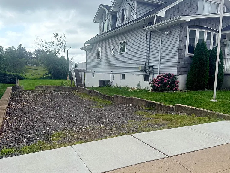 363 Portia St — Photo 2