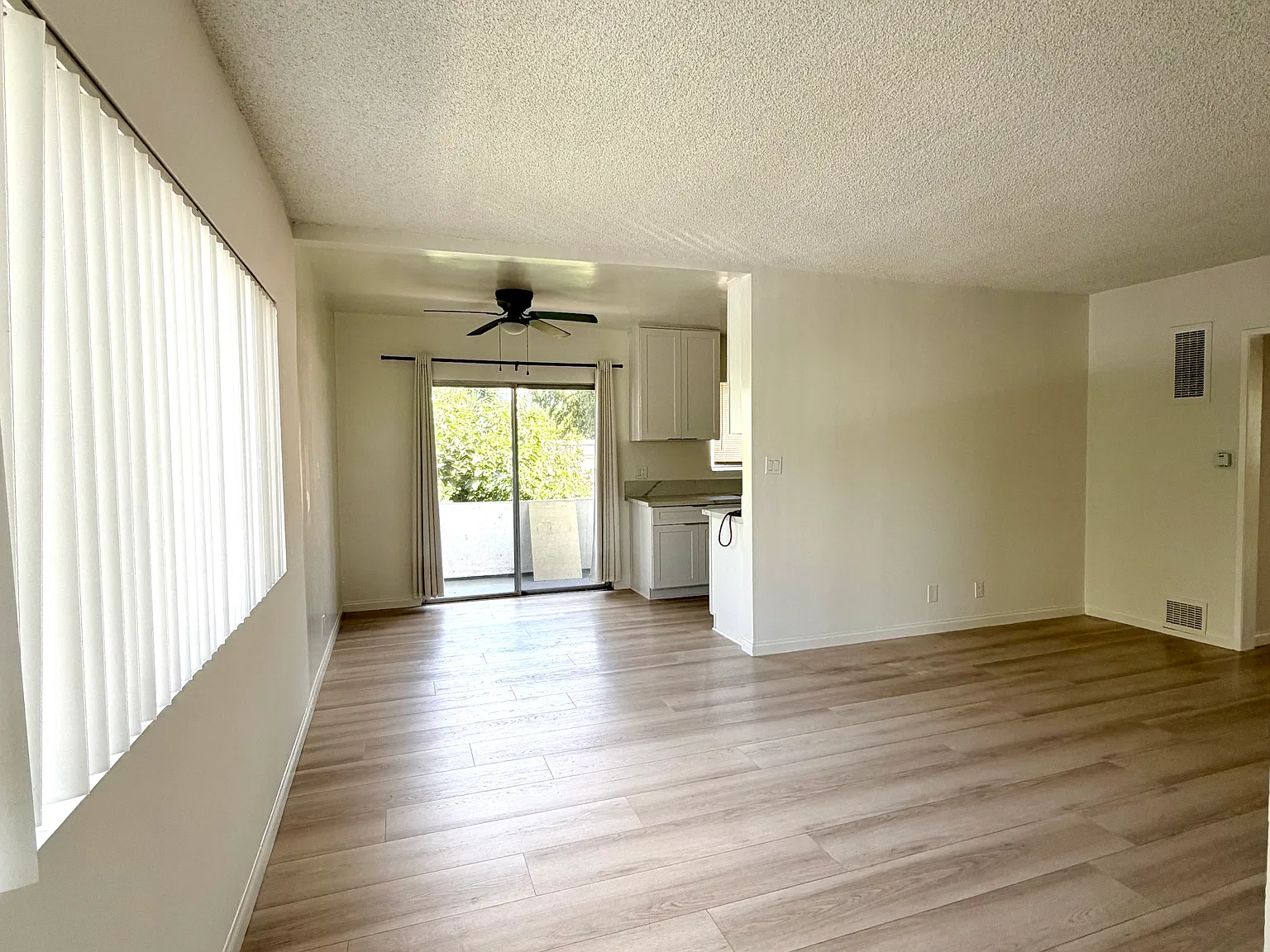 2 bed, 863 sqft, $3,300 — Photo 2