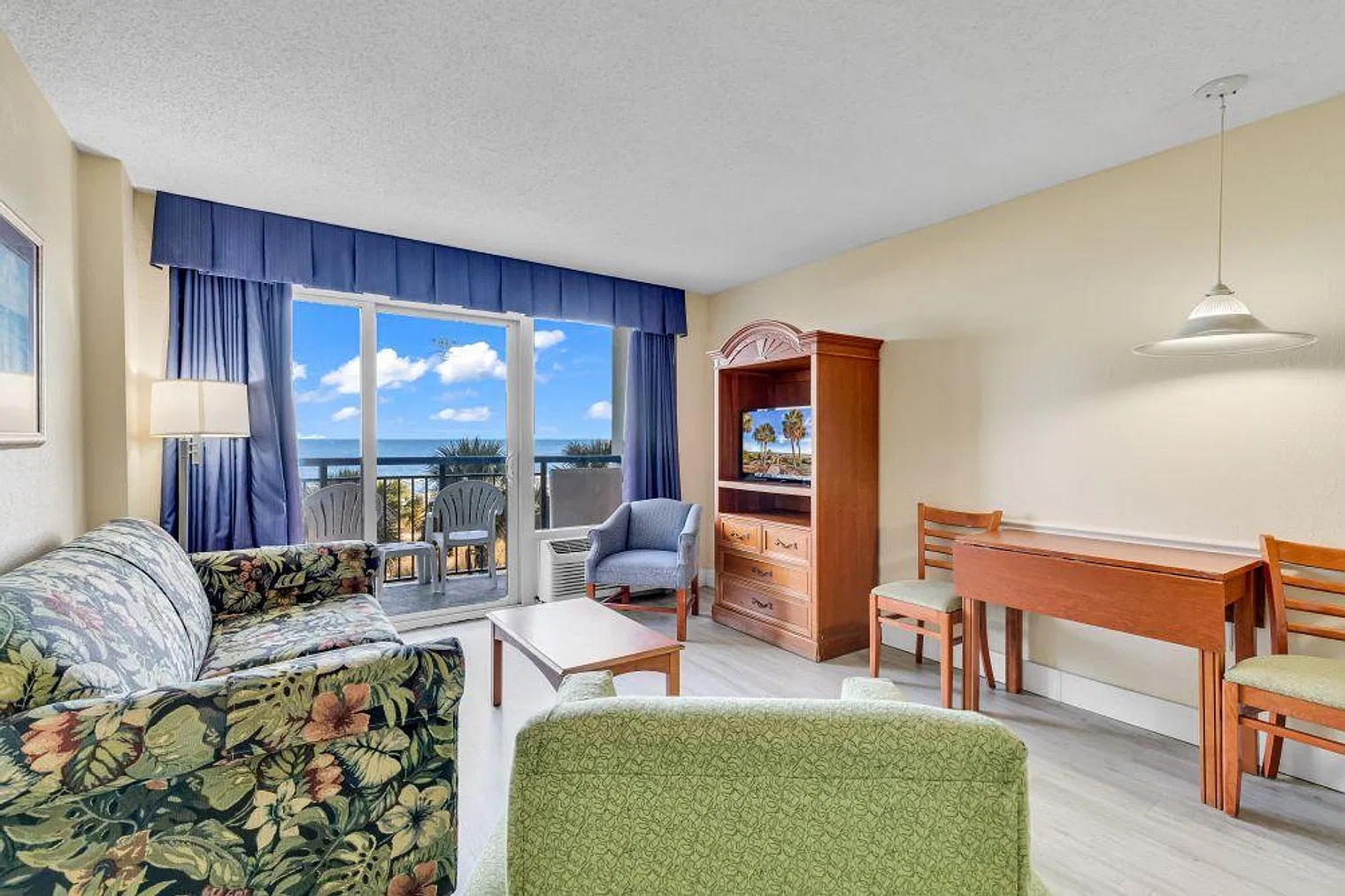 1 bed, 1.0 bath, 548 sqft, $2,551 — Photo 2