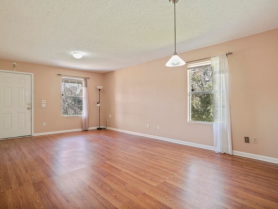 1st image of 445 Pecan St