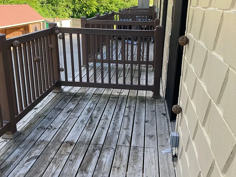 PRIVATE DECK