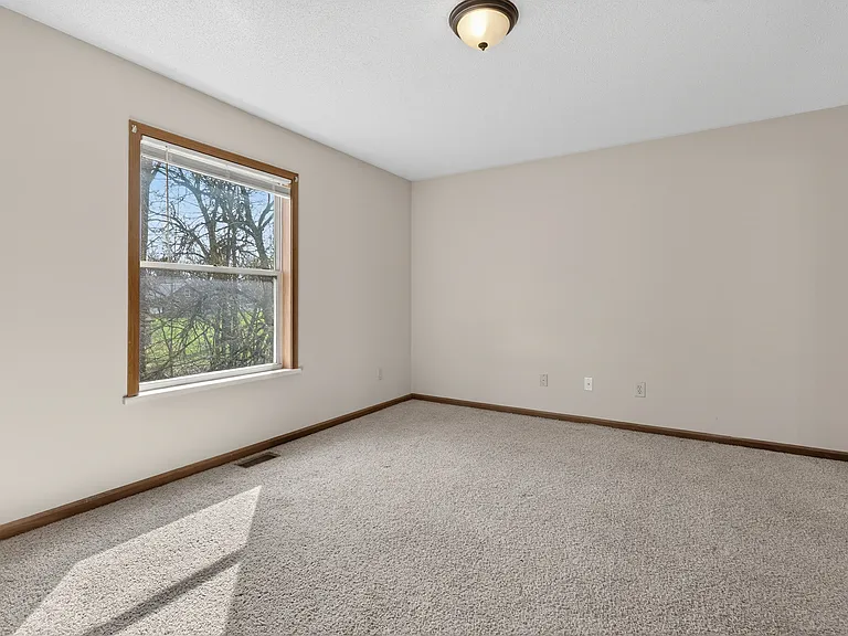 504 Seagraves Ave — Photo 12