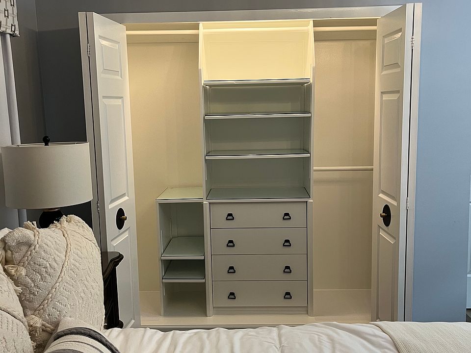 Roommate's private bedroom. Also has a dresser.