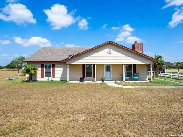 474 Foster Rd, Yoakum, TX 77995