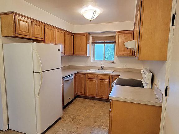 3rd image of 492 Treeside Dr #3