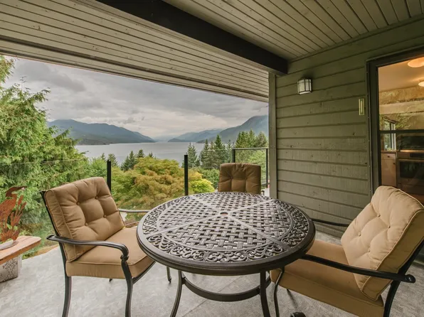 6950 Porpoise Dr, Sechelt, BC V7Z 0C8