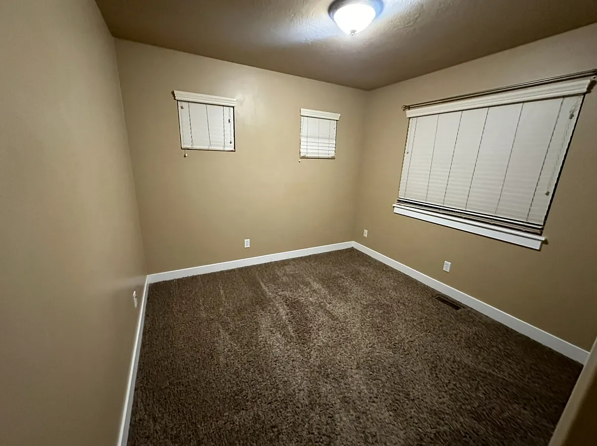 3 bed, 2.5 bath, 2389 sqft, $2,100 — Photo 2