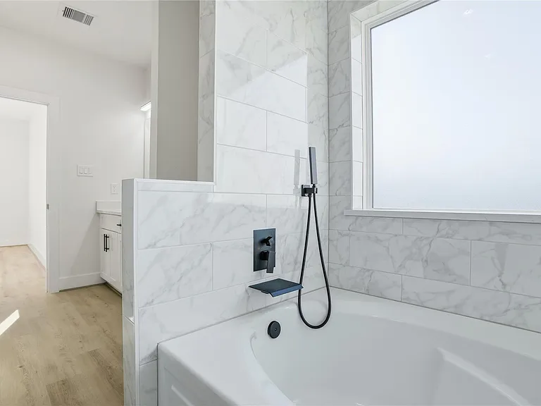712 Delano St #A — Photo 18