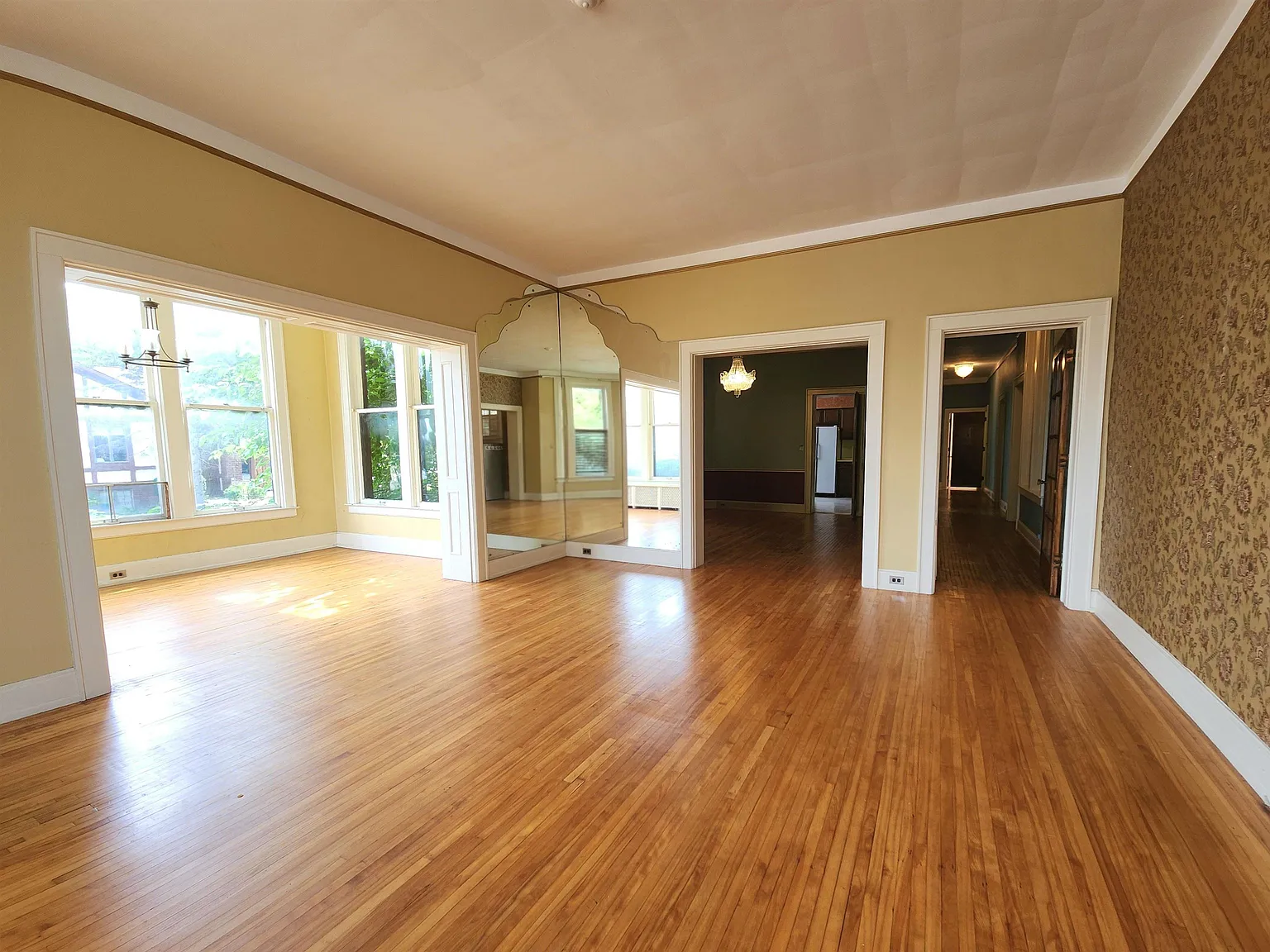 814 Center Ave — Photo 3