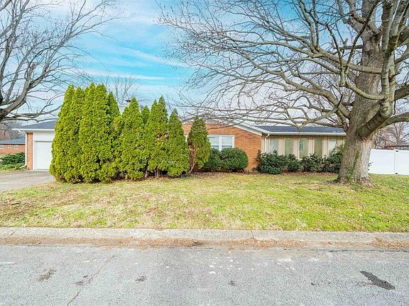 4th image of 2953 Royal Dr