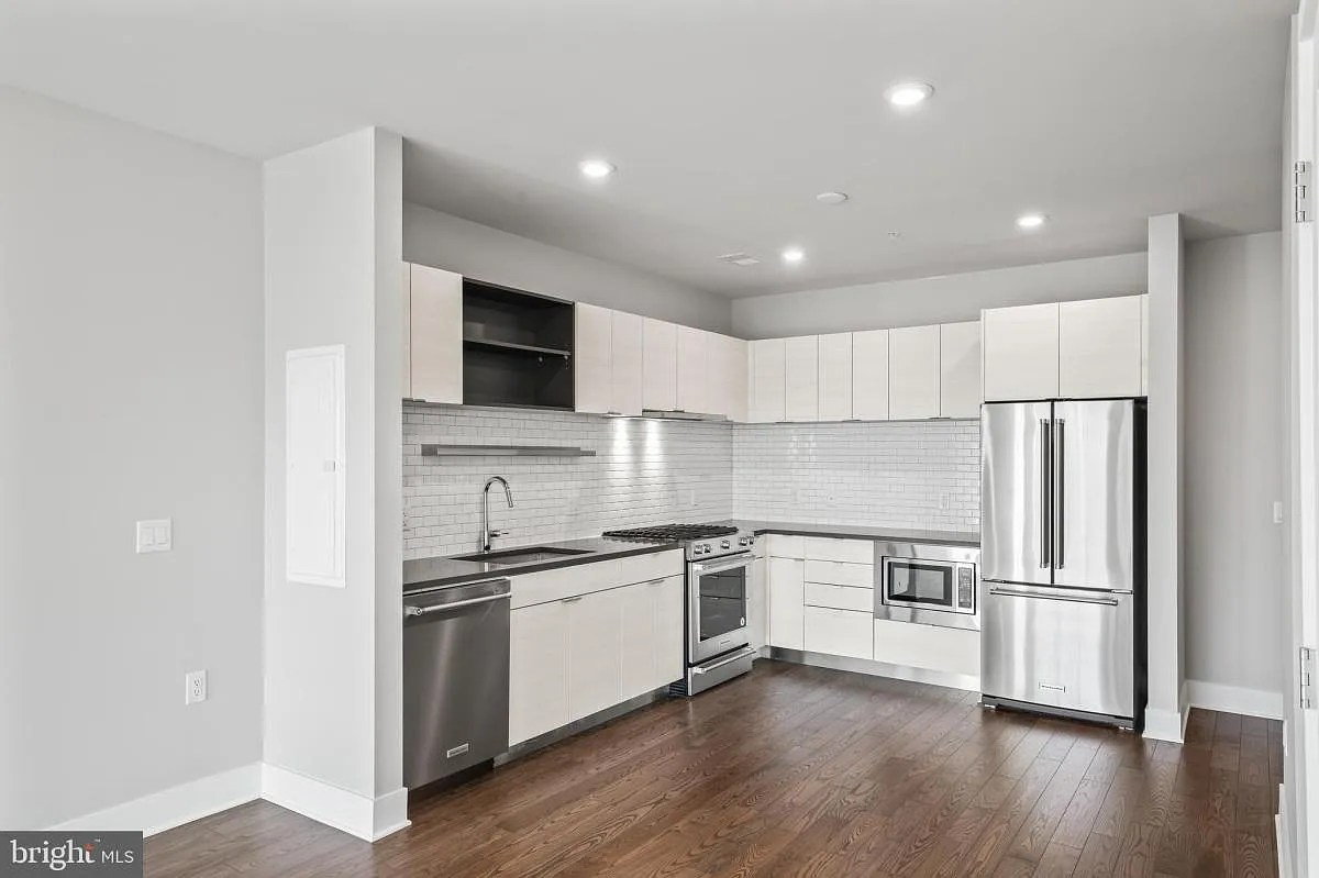 1 bed, 1.0 bath, 813 sqft, $1,950 — Photo 2