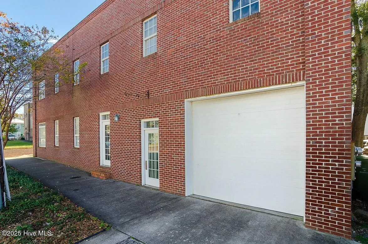 1 bed, 1.0 bath, 850 sqft, $1,800 — Photo 1