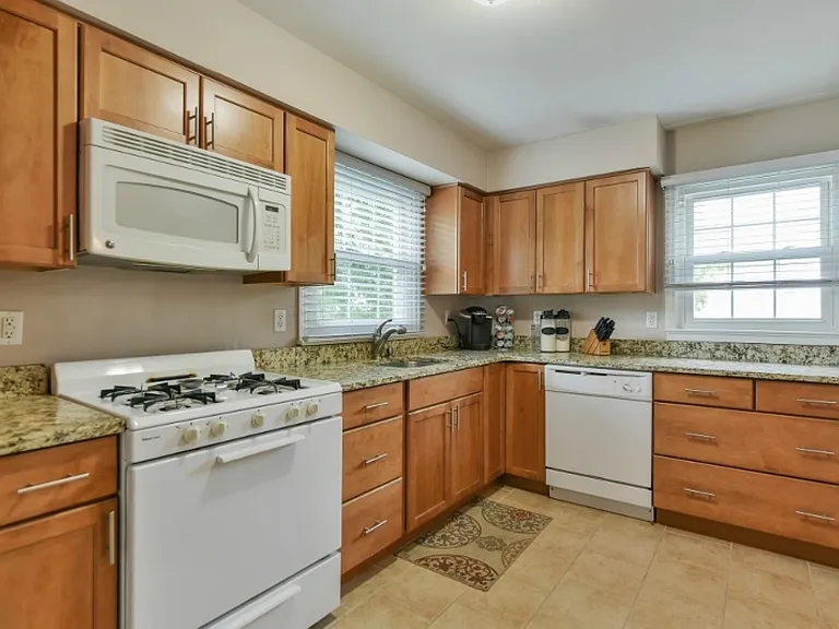 42 Walnut St #2 — Photo 4