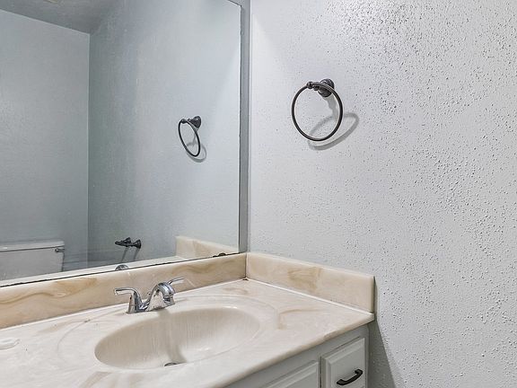 5th image of 905 E Cary St