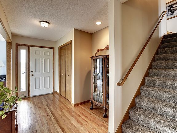 3rd image of 483 Barrington Dr E