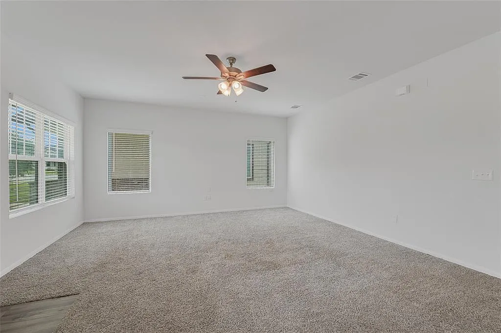 3 bed, 2.5 bath, 2163 sqft, $2,149 — Photo 2