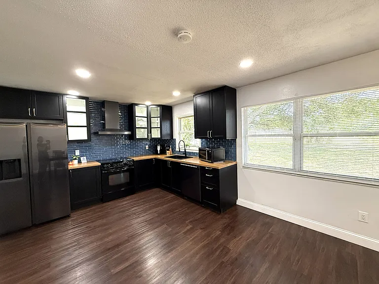 668 Hampton Dr NE — Photo 10