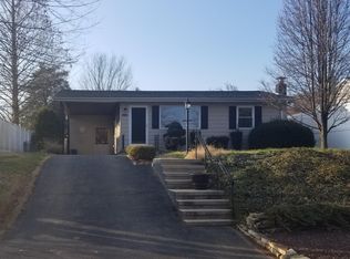 622 Rittenhouse Dr, Reading, PA 19606