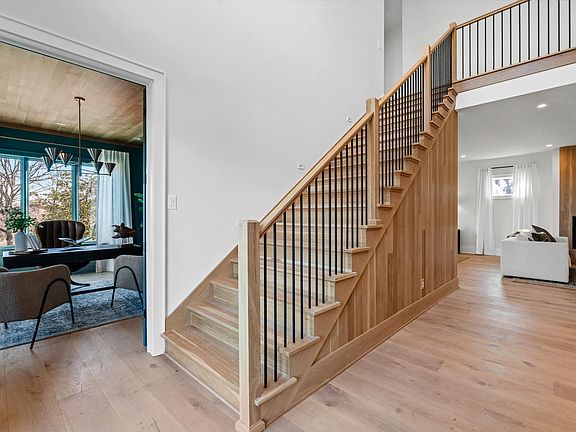 3rd image of 822 Sutton Hill Rd