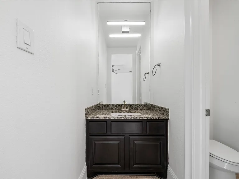908 Amelia St — Photo 38