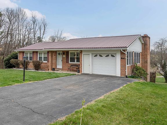 3rd image of 2516 Pinewood Dr