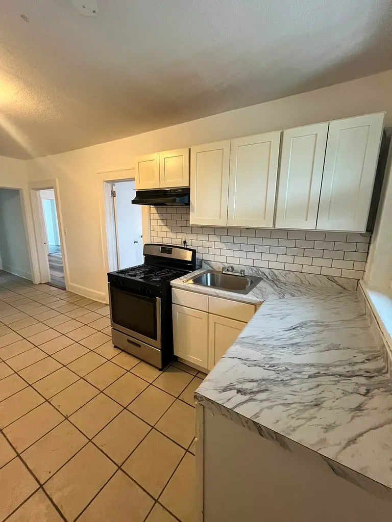 106 S Essex Ave — Photo 2