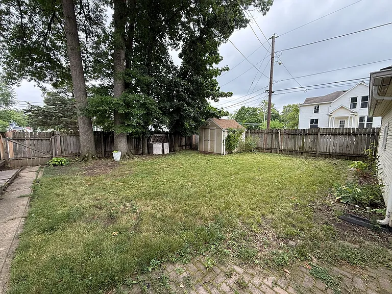 403 Englewood Ct — Photo 25