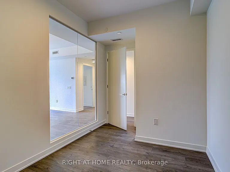 10 Oak St #907 — Photo 6