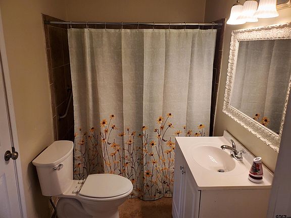 5th image of 515 Canada St