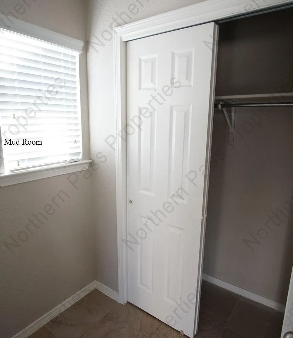 4 bed, 2.5 bath, 1802 sqft, $1,865 — Photo 3