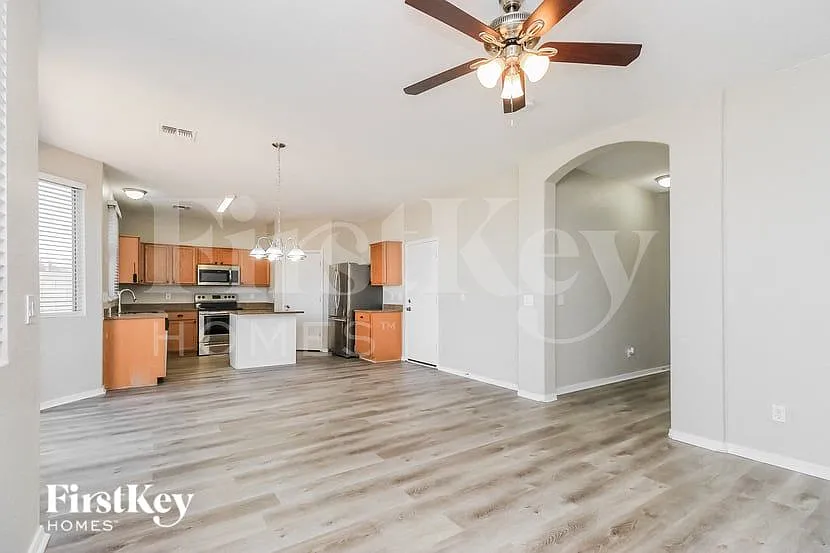 3 bed, 2.5 bath, 1434 sqft, $2,105 — Photo 3