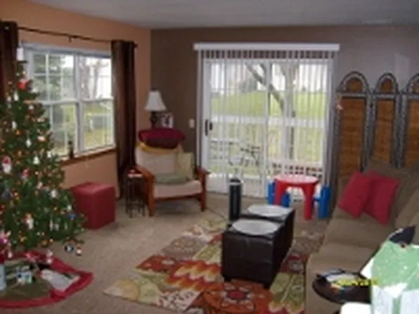 2 bed, 1.0 bath, 1000 sqft, $1,845, 10 Woodridge Ct #4542148, Madison, WI 53704