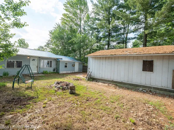106 Devonshire Dr, Prudenville, MI 48651