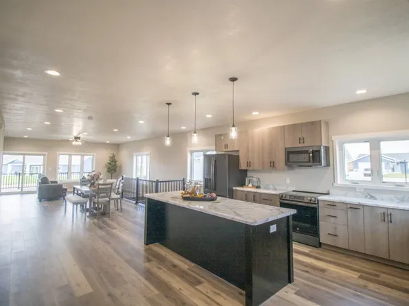 2629 Warren Cir, Rock Valley, IA 51247