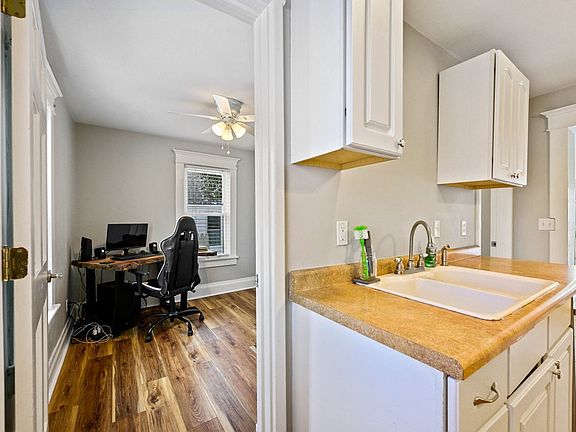 3rd image of 949 Superior St