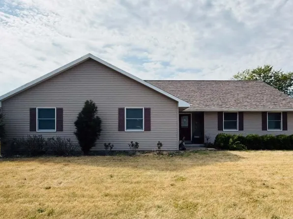 302 Mockingbird Ln, Le Roy, IL 61752