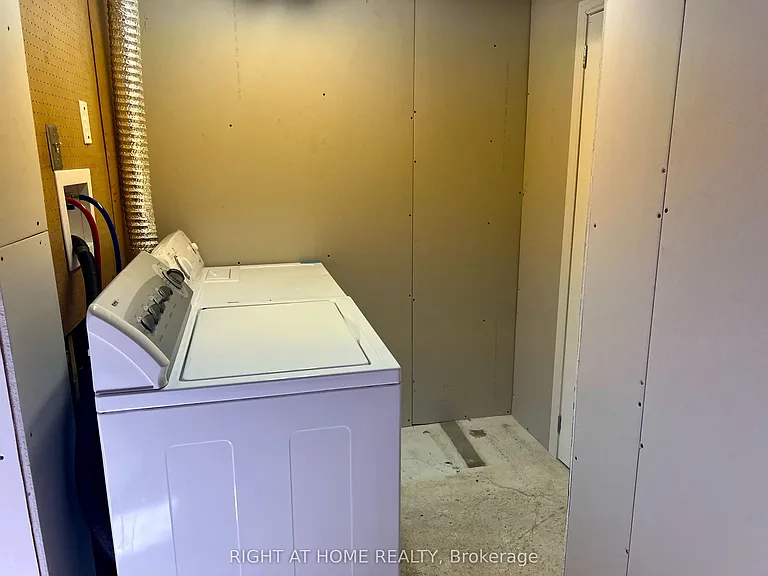 2 Thorncroft Cres — Photo 9