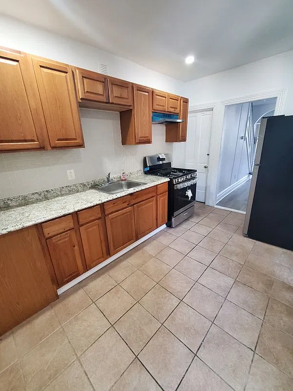4 bed, 1.0 bath, 1344 sqft, $2,100 — Photo 2