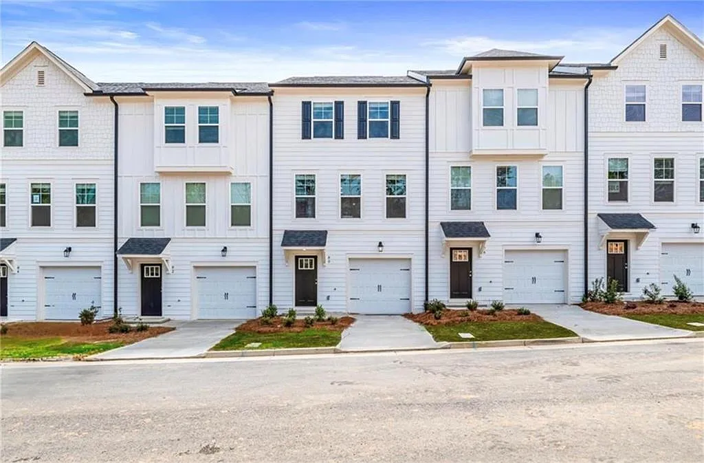 4 bed, 3.5 bath, $2,700 — Photo 1