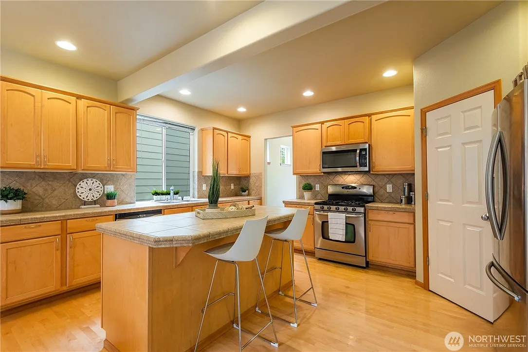 4 bed, 3.5 bath, 2870 sqft, $4,300 — Photo 3