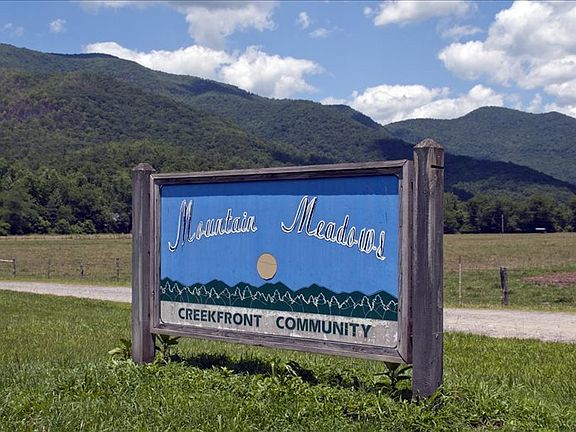 3rd image of 257 Mountain Meadows Dr