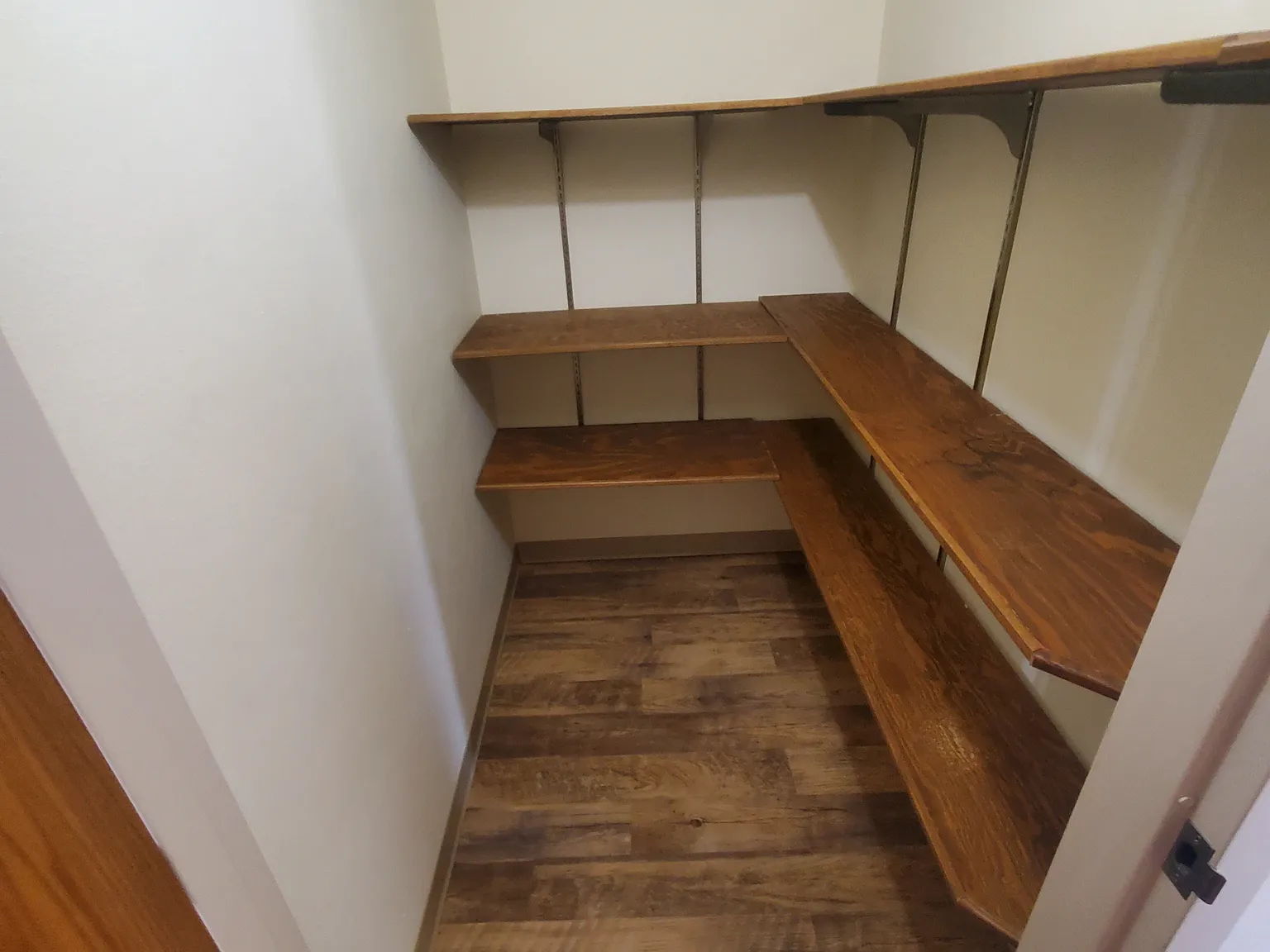 Tweeten Apartments — Photo 1