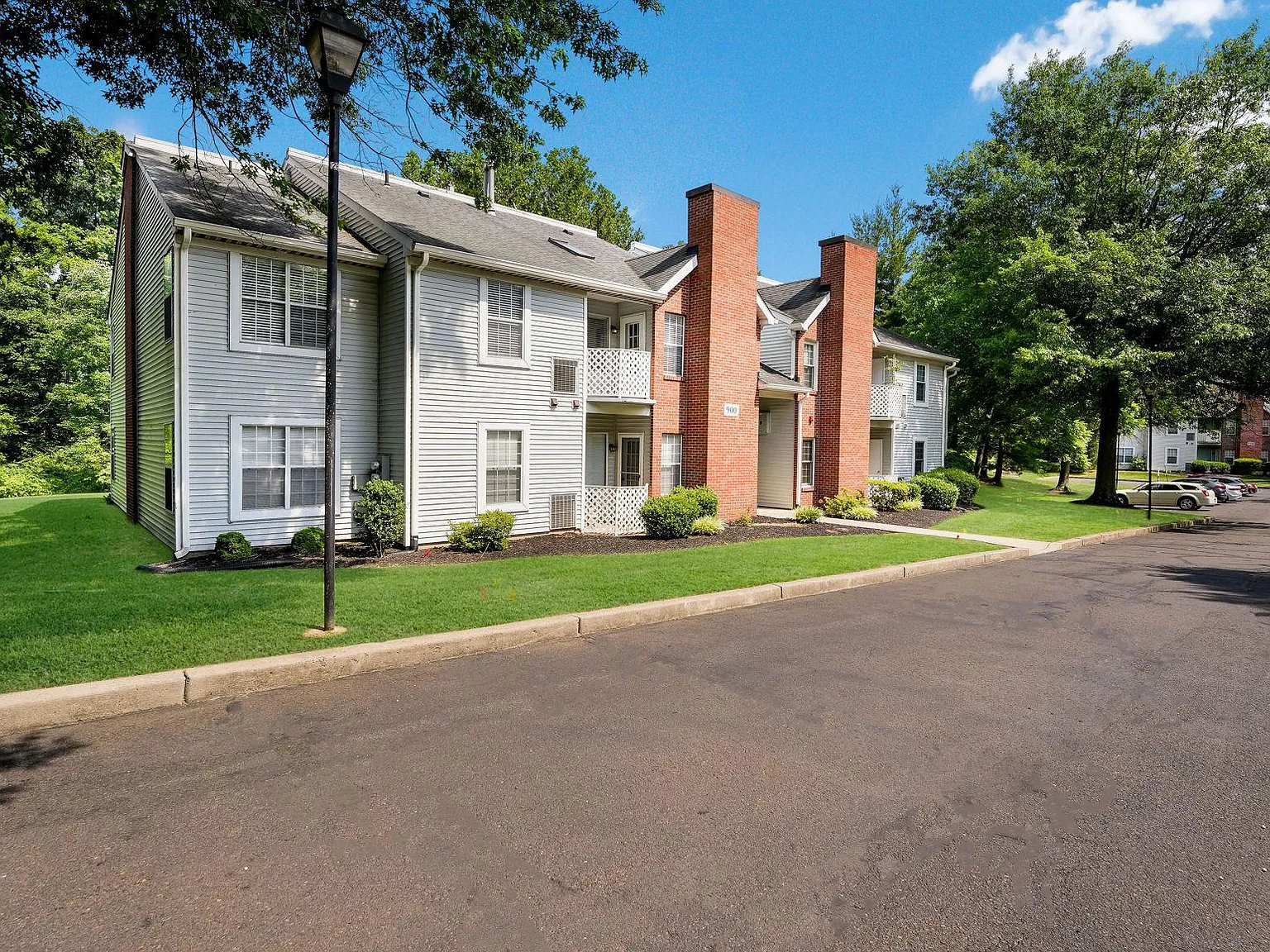 2 bed, 2.0 bath, 971 sqft, $2,300 — Photo 2
