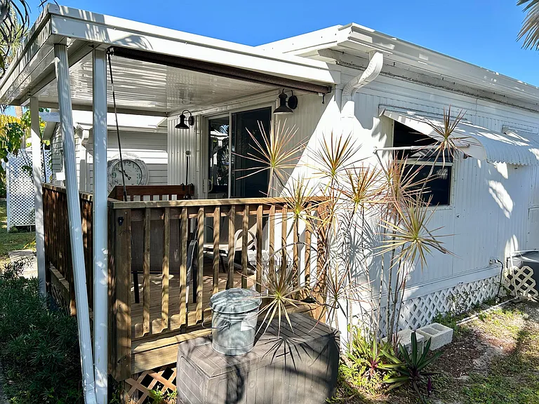 425 E Bougainvillea Dr — Photo 6