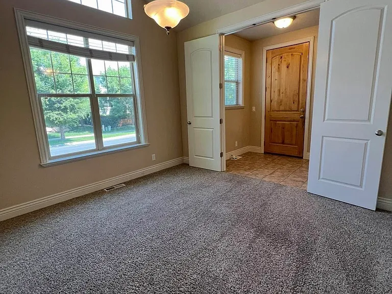 2049 W Sunflower Ln — Photo 7